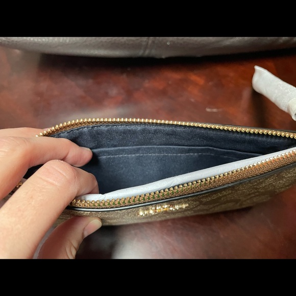 Coach wristlet - Picture 4 of 5
